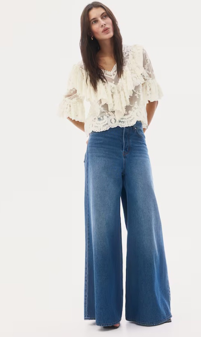 Krajková halenka s volánkovými lemy, H&M, 1 199 Kč
