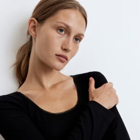 Žebrovaný top s krajkovými lemy, H&M, 309 Kč
