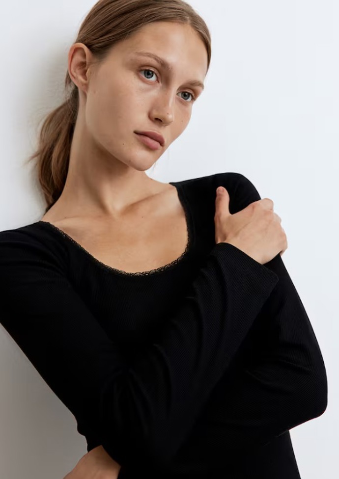 Žebrovaný top s krajkovými lemy, H&M, 309 Kč
