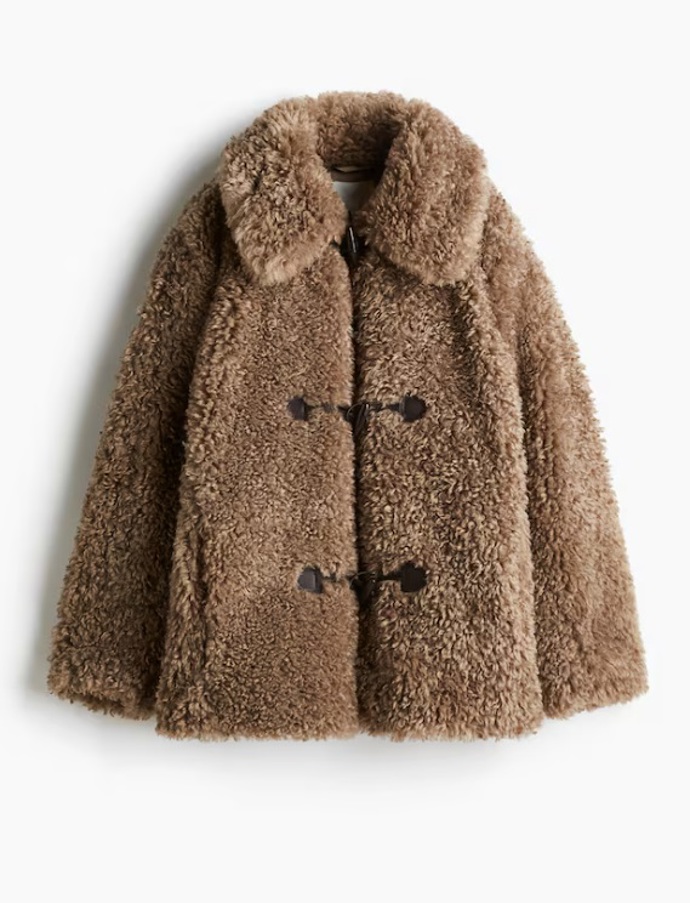 Krátký huňatý kabát, H&M, 1 599 Kč
Krátký huňatý kabát, H&M, 1 599 Kč