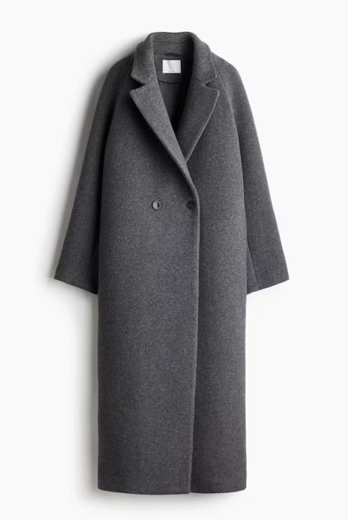 Šedý kabát z vlněné směsi, H&M, 4 299 Kč
