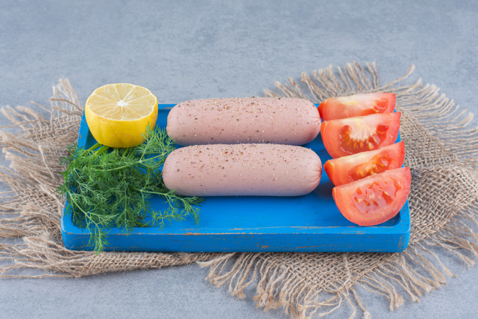 Některé průmyslově vyráběné alternativy, jako například veganské sýry nebo uzeniny, mohou být plné soli, konzervantů a chemie.
Některé průmyslově vyráběné alternativy, jako například veganské sýry nebo uzeniny, mohou být plné soli, konzervantů a chemie.