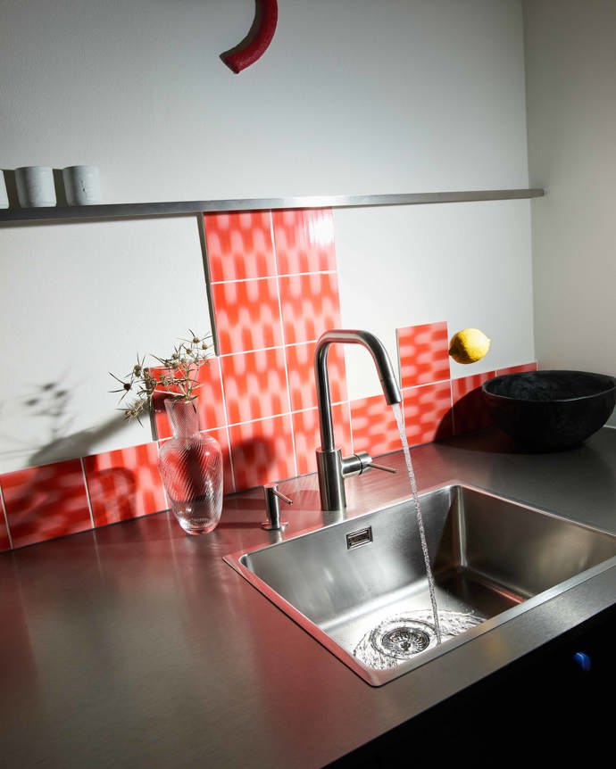 Rekonstrukce bytového domu v Nuslích ukazuje, jak se dá propojit historická architektura s moderním designem a odvážnou vizí. Patnáct jedinečných interiérů vzniklo díky spolupráci výrazných ženských osobností, které jim vtiskly charakter, originalitu a špičkový styl. Tento projekt je poctou současné české tvorbě a důkazem, že bydlení může být nejen funkční, ale i inspirativní. 
