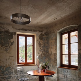 Koncepce interiéru Casarosa vznikala jako alternativa k ubytování, jímž je Český Krumlov vysoce saturovaný. V první chvíli se Denisa dostala k původnímu projektu, ve kterém byly byty rozděleny do úplně malých místností – a obě s klientkou už v ten moment věděly, že chtějí jít přesně opačným směrem.
Koncepce interiéru Casarosa vznikala jako alternativa k ubytování, jímž je Český Krumlov vysoce saturovaný. V první chvíli se Denisa dostala k původnímu projektu, ve kterém byly byty rozděleny do úplně malých místností – a obě s klientkou už v ten moment věděly, že chtějí jít přesně opačným směrem.