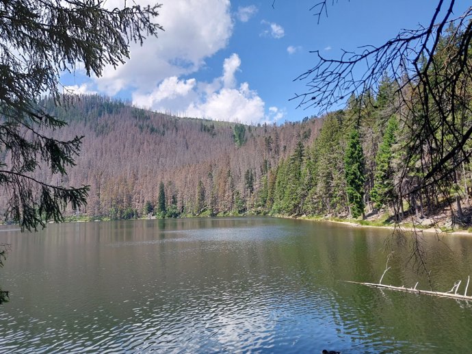 Nedaleké Čertovo jezero je rovněž opředeno pověstmi
