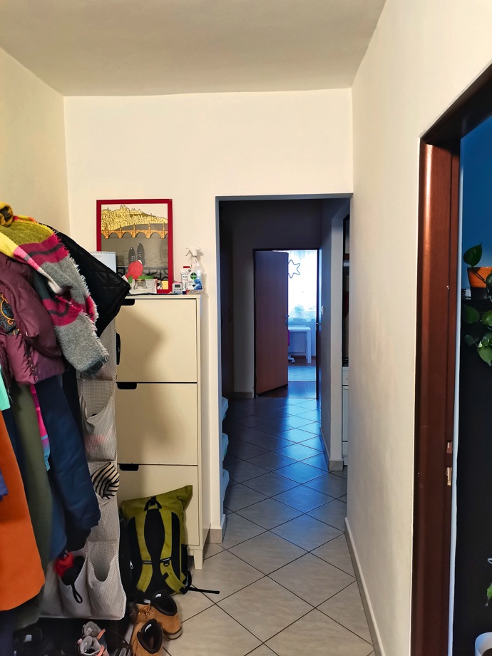 Majitelé Pavol a Michaela se do bytu ve slovenském Martině stěhovali před deseti lety. Dnes mají kromě Kristíny (11) a Pavlíny (7) i malého Filipa (5). Velká rodina potřebovala vytvořit úplně jiný koncept bydlení a navýšit úložné prostory. 
