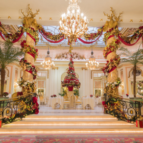 The Ritz London, jeden z nejikoničtějších hotelů světa, otevírá své brány pro hosty toužící po kouzelném prožití vánočních svátků. Velkolepé dekorace navržené Paulem Thomasem zdobí každé zákoutí hotelu, zatímco v lobby září osmimetrový vysoký vánoční strom. 
