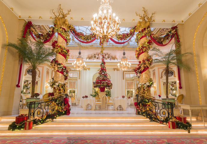 The Ritz London, jeden z nejikoničtějších hotelů světa, otevírá své brány pro hosty toužící po kouzelném prožití vánočních svátků. Velkolepé dekorace navržené Paulem Thomasem zdobí každé zákoutí hotelu, zatímco v lobby září osmimetrový vysoký vánoční strom. 

