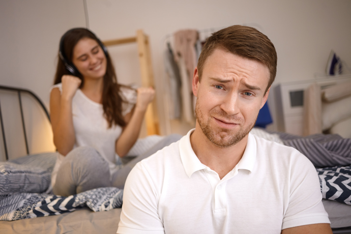 Paní Míša s partnerem žili spokojeným životem, kdy se oba spravedlivě dělili o své náklady na život. Jenže teď už je toho dost. David si buď do tří měsíců najde práci, nebo s ním paní Míša vztah ukončí.
Paní Míša s partnerem žili spokojeným životem, kdy se oba spravedlivě dělili o své náklady na život. Jenže teď už je toho dost. David si buď do tří měsíců najde práci, nebo s ním paní Míša vztah ukončí.