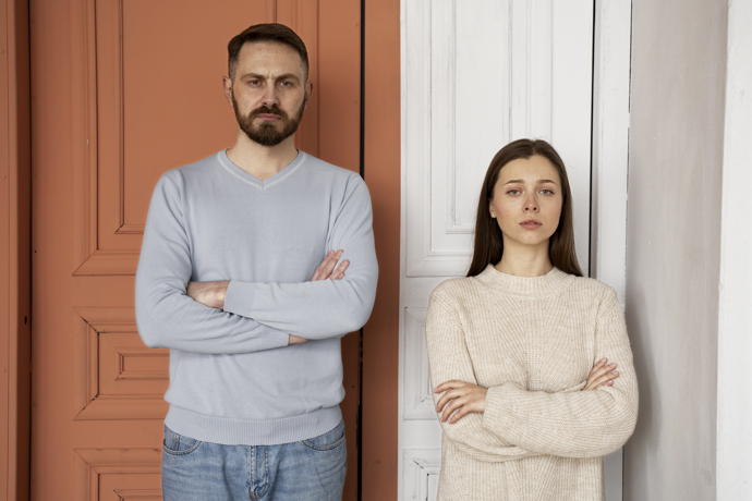 Má několik možností, ale ani jedna není příjemná. Rozvést se s manželkou? Odejít od ní s dcerami a žít jako otec samoživitel?
Má několik možností, ale ani jedna není příjemná. Rozvést se s manželkou? Odejít od ní s dcerami a žít jako otec samoživitel?