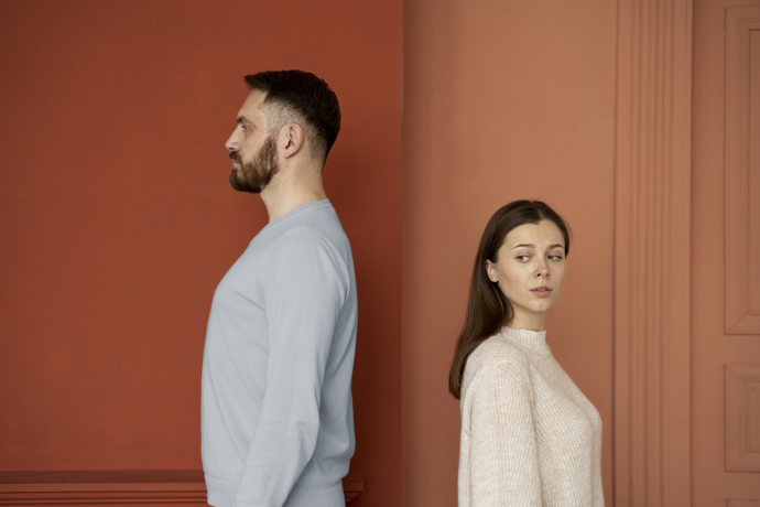 Cítí emoce, které netušil, že může cítit. Hněv, smutek, naštvání. Neví, jak s celou situací naložit.
Cítí emoce, které netušil, že může cítit. Hněv, smutek, naštvání. Neví, jak s celou situací naložit.