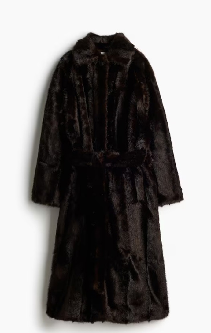 Huňatý kabát s vázacím páskem, H&M, 2 999 Kč
Huňatý kabát s vázacím páskem, H&M, 2 999 Kč