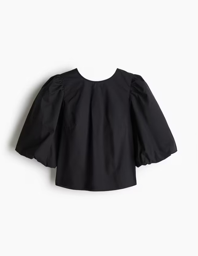 Halenka s vázacím detailem, H&M, 359 Kč
