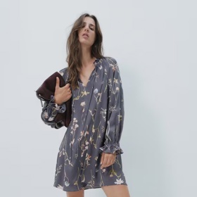 Šaty s volánkovým límečkem, H&M, 599 Kč
