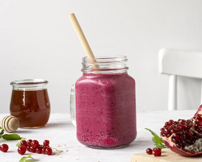Mnohá kupovaná smoothie obsahují přidaný cukr nebo ovocné koncentráty, které kaloricky i cukrově předčí běžnou limonádu.
Mnohá kupovaná smoothie obsahují přidaný cukr nebo ovocné koncentráty, které kaloricky i cukrově předčí běžnou limonádu.