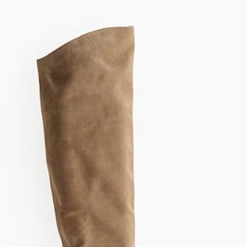Semišové kozačky po kolena, H&M, 3 699 Kč
