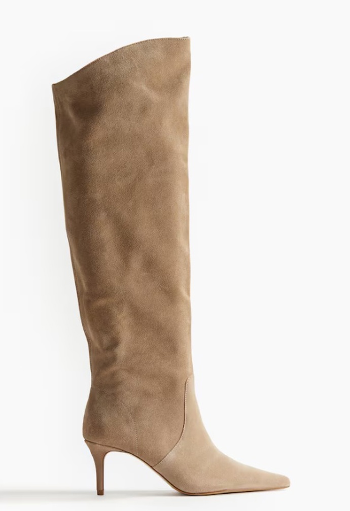 Semišové kozačky po kolena, H&M, 3 699 Kč
