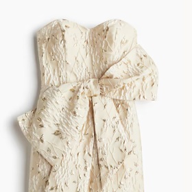 Krátké vyšívané šaty, H&M, 1 199 Kč
