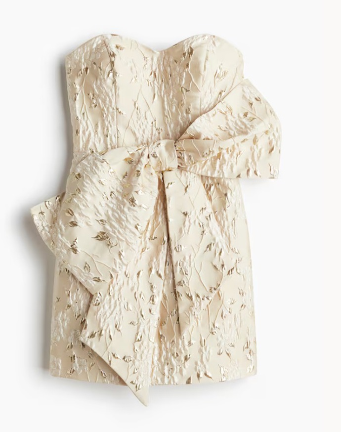 Krátké vyšívané šaty, H&M, 1 199 Kč
