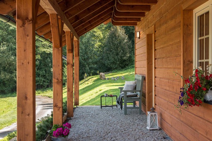 Venkovský design s důrazem na přírodní materiály je v těchto chaloupkách z Beskyd patrný v každém detailu. Celý interiér navrhla architektka Markéta Bergerová.
