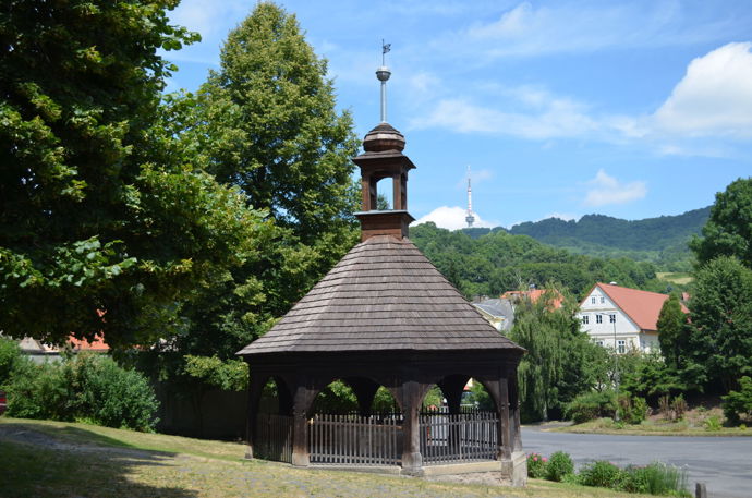 Barokní studna z roku 1695 byla první stavbou přenesenou do zubrnického skanzenu (v roce1977 ze Střížovic).
Barokní studna z roku 1695 byla první stavbou přenesenou do zubrnického skanzenu (v roce1977 ze Střížovic).