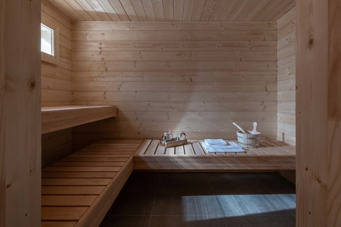 Venkovský design s důrazem na přírodní materiály je v těchto chaloupkách z Beskyd patrný v každém detailu. Celý interiér navrhla architektka Markéta Bergerová.
