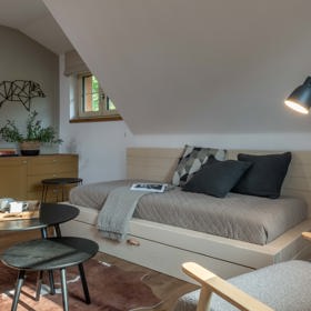 Venkovský design s důrazem na přírodní materiály je v těchto chaloupkách z Beskyd patrný v každém detailu. Celý interiér navrhla architektka Markéta Bergerová.
Venkovský design s důrazem na přírodní materiály je v těchto chaloupkách z Beskyd patrný v každém detailu. Celý interiér navrhla architektka Markéta Bergerová.