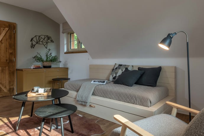 Venkovský design s důrazem na přírodní materiály je v těchto chaloupkách z Beskyd patrný v každém detailu. Celý interiér navrhla architektka Markéta Bergerová.
