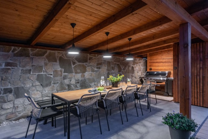 Venkovský design s důrazem na přírodní materiály je v těchto chaloupkách z Beskyd patrný v každém detailu. Celý interiér navrhla architektka Markéta Bergerová.
