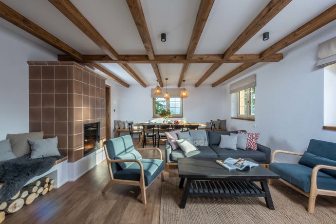 Venkovský design s důrazem na přírodní materiály je v těchto chaloupkách z Beskyd patrný v každém detailu. Celý interiér navrhla architektka Markéta Bergerová.
