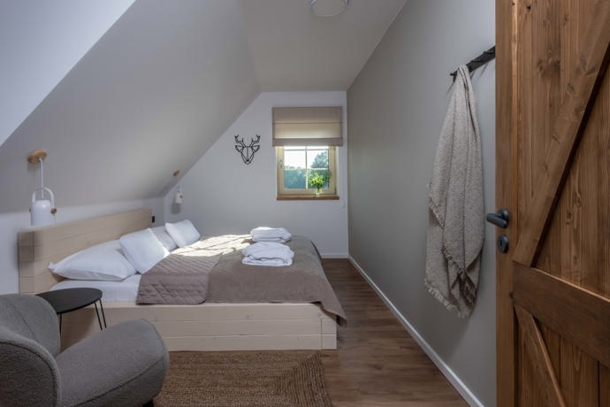 Venkovský design s důrazem na přírodní materiály je v těchto chaloupkách z Beskyd patrný v každém detailu. Celý interiér navrhla architektka Markéta Bergerová.

