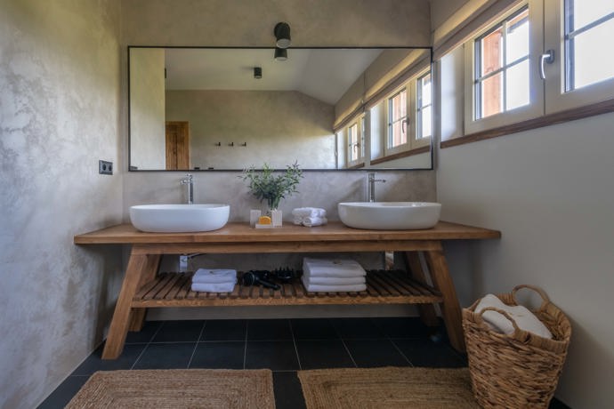 Venkovský design s důrazem na přírodní materiály je v těchto chaloupkách z Beskyd patrný v každém detailu. Celý interiér navrhla architektka Markéta Bergerová.

