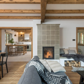 Venkovský design s důrazem na přírodní materiály je v těchto chaloupkách z Beskyd patrný v každém detailu. Celý interiér navrhla architektka Markéta Bergerová.
Venkovský design s důrazem na přírodní materiály je v těchto chaloupkách z Beskyd patrný v každém detailu. Celý interiér navrhla architektka Markéta Bergerová.