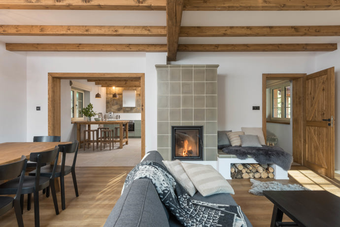 Venkovský design s důrazem na přírodní materiály je v těchto chaloupkách z Beskyd patrný v každém detailu. Celý interiér navrhla architektka Markéta Bergerová.
