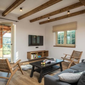 Venkovský design s důrazem na přírodní materiály je v těchto chaloupkách z Beskyd patrný v každém detailu. Celý interiér navrhla architektka Markéta Bergerová.
Venkovský design s důrazem na přírodní materiály je v těchto chaloupkách z Beskyd patrný v každém detailu. Celý interiér navrhla architektka Markéta Bergerová.