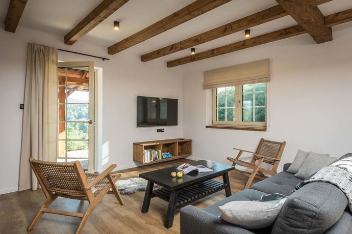 Venkovský design s důrazem na přírodní materiály je v těchto chaloupkách z Beskyd patrný v každém detailu. Celý interiér navrhla architektka Markéta Bergerová.
