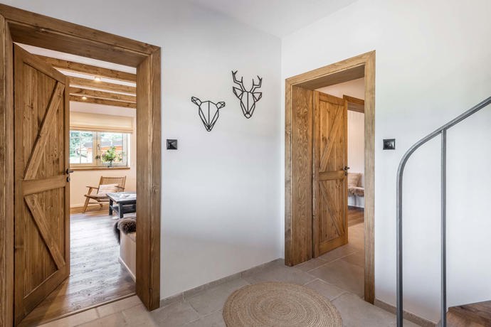 Venkovský design s důrazem na přírodní materiály je v těchto chaloupkách z Beskyd patrný v každém detailu. Celý interiér navrhla architektka Markéta Bergerová.
