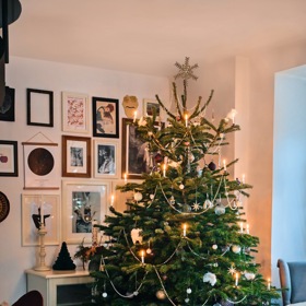 Fotí, styluje, cestuje a miluje nordic. Soňa Kusová má na instagramu tisíce sledujících a svíčky na vánočním stromku jí vždy hoří pravým plamenem. Na téhle návštěvě, kterou Marianne Bydlení umožnila, se skvěle naladíte na Vánoce!
Fotí, styluje, cestuje a miluje nordic. Soňa Kusová má na instagramu tisíce sledujících a svíčky na vánočním stromku jí vždy hoří pravým plamenem. Na téhle návštěvě, kterou Marianne Bydlení umožnila, se skvěle naladíte na Vánoce!