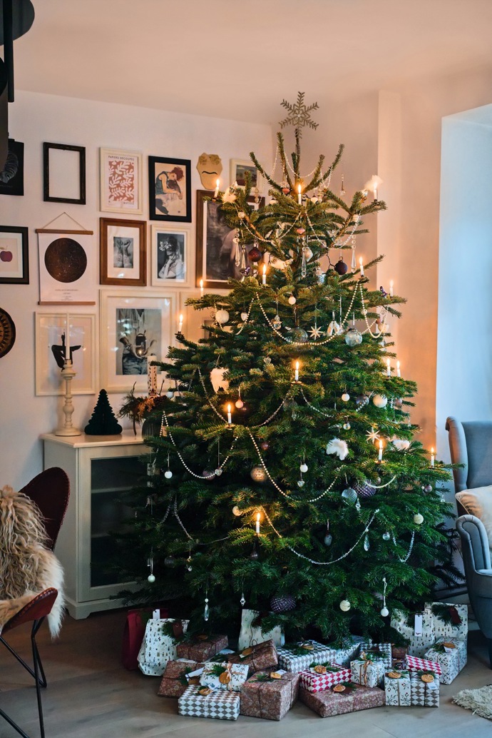 Fotí, styluje, cestuje a miluje nordic. Soňa Kusová má na instagramu tisíce sledujících a svíčky na vánočním stromku jí vždy hoří pravým plamenem. Na téhle návštěvě, kterou Marianne Bydlení umožnila, se skvěle naladíte na Vánoce!
