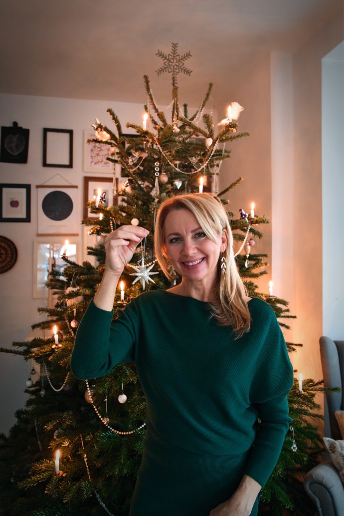 Fotí, styluje, cestuje a miluje nordic. Soňa Kusová má na instagramu tisíce sledujících a svíčky na vánočním stromku jí vždy hoří pravým plamenem. Na téhle návštěvě, kterou Marianne Bydlení umožnila, se skvěle naladíte na Vánoce!

