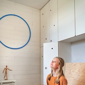 Desetiletá Sára a šestiletá Sofie mají nyní svůj vysněný prostor, kde se snoubí světlo, barvy a chytré detaily. Díky designérce Janě Vařechové Holoubkové se proměnil dřívější pracovní koutek v pokoj, který nabízí místo na učení, hraní i tajné večerní rozhovory. 
