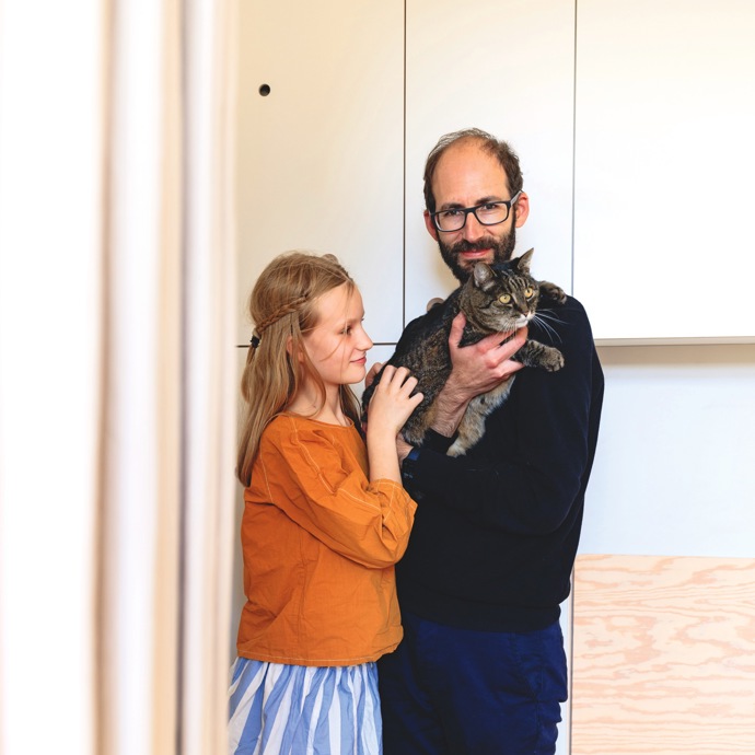 Desetiletá Sára a šestiletá Sofie mají nyní svůj vysněný prostor, kde se snoubí světlo, barvy a chytré detaily. Díky designérce Janě Vařechové Holoubkové se proměnil dřívější pracovní koutek v pokoj, který nabízí místo na učení, hraní i tajné večerní rozhovory. 

