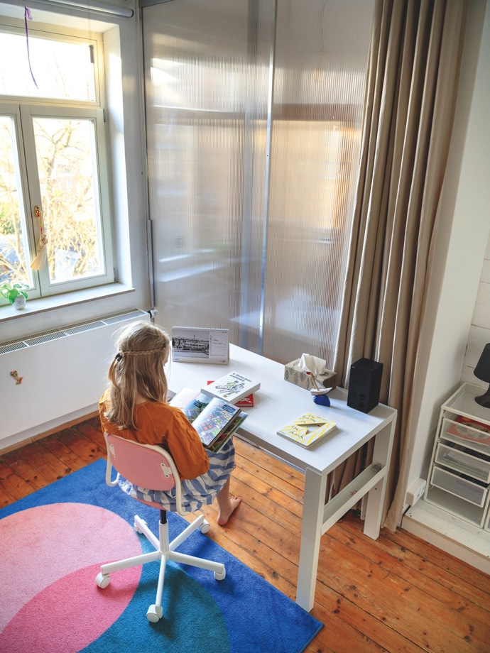 Desetiletá Sára a šestiletá Sofie mají nyní svůj vysněný prostor, kde se snoubí světlo, barvy a chytré detaily. Díky designérce Janě Vařechové Holoubkové se proměnil dřívější pracovní koutek v pokoj, který nabízí místo na učení, hraní i tajné večerní rozhovory. 
