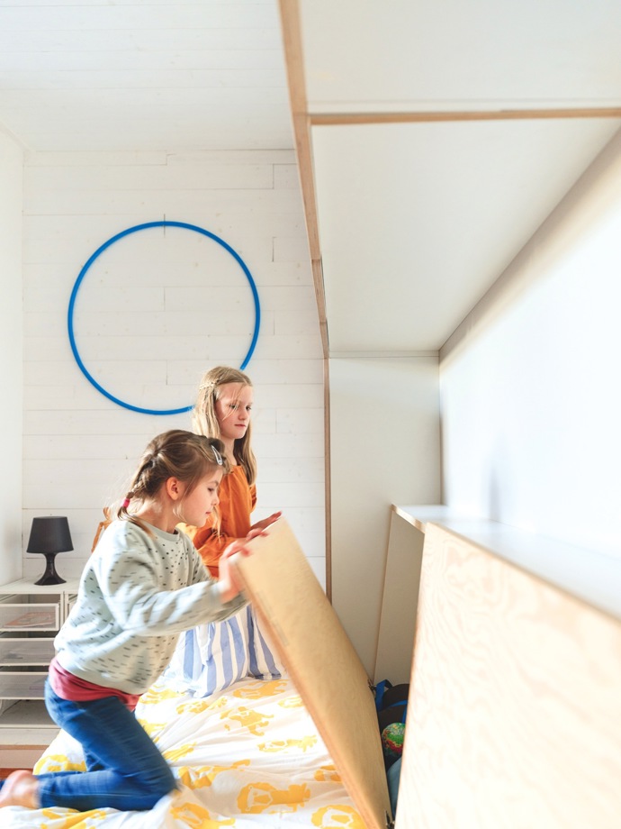Desetiletá Sára a šestiletá Sofie mají nyní svůj vysněný prostor, kde se snoubí světlo, barvy a chytré detaily. Díky designérce Janě Vařechové Holoubkové se proměnil dřívější pracovní koutek v pokoj, který nabízí místo na učení, hraní i tajné večerní rozhovory. 
