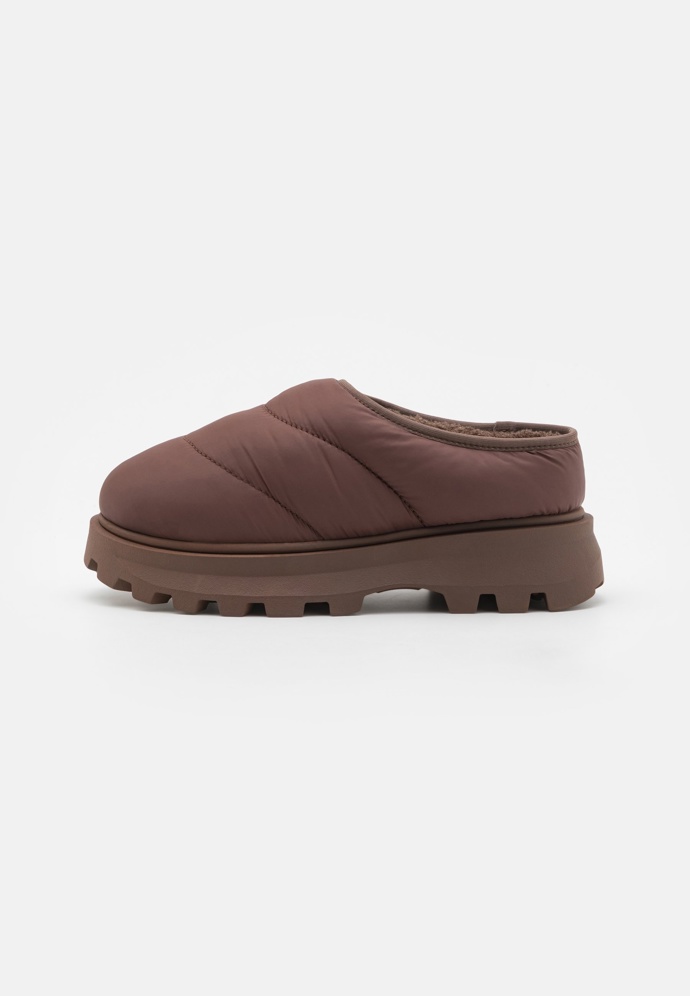 Pantofle, Steve Madden, 2880 Kč
