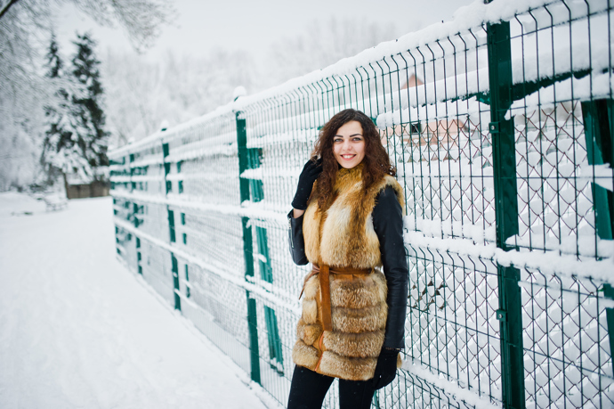 Kožešinové vesty, zejména v umělém provedení, přidávají luxusní a elegantní vzhled. Skvěle se hodí pro slavnostní nebo večerní příležitosti.
