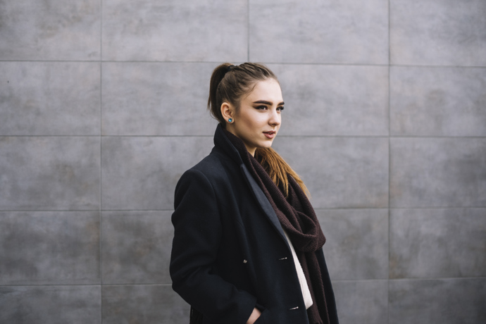 Černou bundu a hnědou šálu nosí kde kdo. Zapojte fantazii a oblékněte barevnější outfit.
Černou bundu a hnědou šálu nosí kde kdo. Zapojte fantazii a oblékněte barevnější outfit.