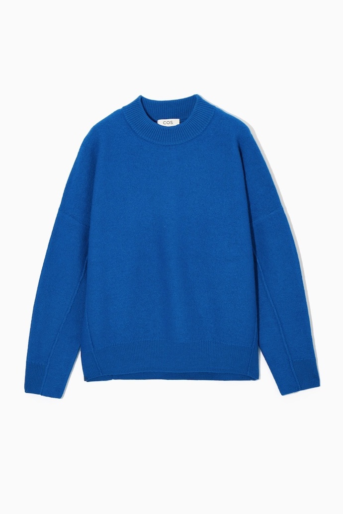 Vlněný svetr merino Oversized Boiled Merino Wool Jumper, COS, 89 eur
