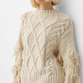 Copánkový svetr s třásněmi, Bershka, 849 Kč
