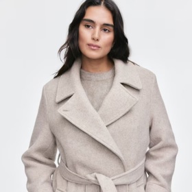 Kabát z vlněné směsi s vázacím páskem, H&M, 4 999 Kč
